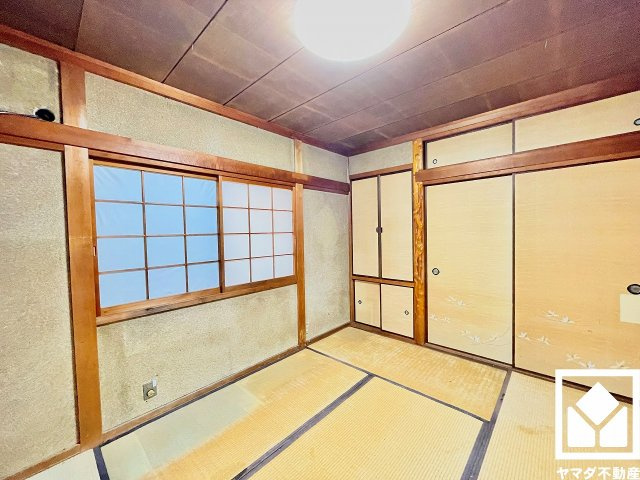 約6帖の1階和室です。陽光がたっぷり差し込む洗練された和の空間。温かみのある畳のスッキリとしたデザインが、暮らしを心地よく彩ります。
