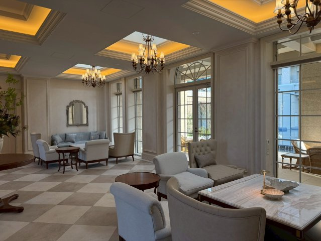 4階コリドールから対岸にあるガーデンラウンジが望めます。