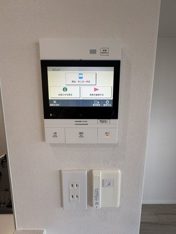 来訪者の顔を大きな画面からはっきりと確認できる、安心のTVモニター付きインターホン。不審者や不要な勧誘への対策に高い効果を発揮し、一人暮らしの方や小さなお子様のお留守番時にも心強い防犯設備です。