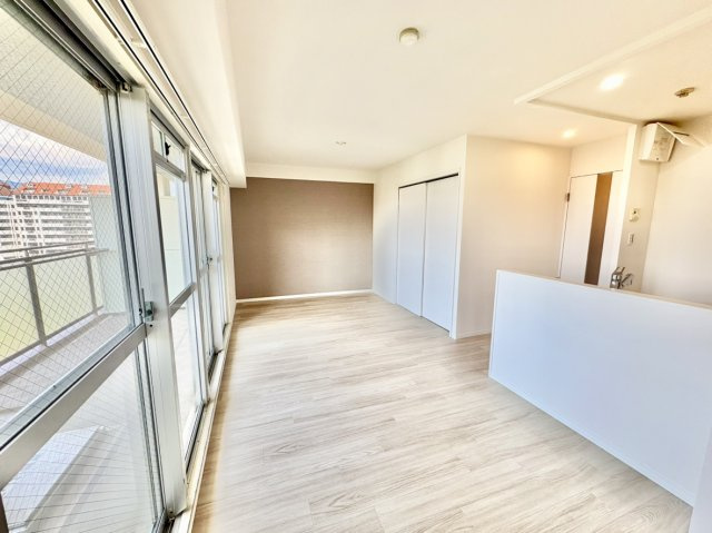 4枚建ての大きな窓から豊かな採光が広がる、明るい約16.5帖の間取り。ソファなどの大型家具も配置しやすく、全体を見渡せる対面式キッチンを備えているため、お子様を見守りながら安心して家事がこなせます。