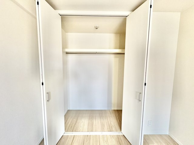 ハンガーパイプと枕棚付きで衣類や小物を一括収納できる大型クローゼット。荷物がすっきり収まるため居室内に余計な家具を置く必要がなく、約6.0帖の空間を無駄なくスマートに広く使える暮らしに嬉しい設備です。