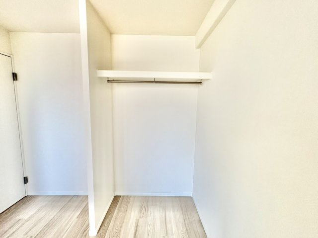 扉をあえて無くしたオープンタイプのクローゼット。毎日の衣類の出し入れがスムーズで、湿気がこもりにくいのもメリットです。ハンガーパイプと枕棚付きで、お洋服や小物を無駄なく機能的に整理できます