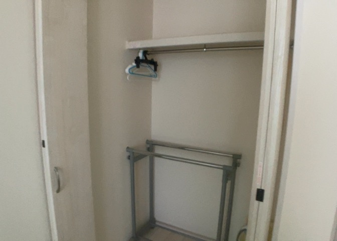 デザイン性を重視しすぎて収納が少なかった！なんてことにならないため、事前に現地で収納の数を確認しておくことをお勧めします。クローゼット以外にも床下収納や屋根裏収納、パントリーなどもチェックしましょう。