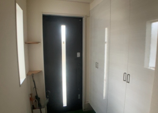 玄関は家の顔でもあり、家族以外の目にも止まる場所です。玄関は外との間を仕切る扉、靴などをしまっておく収納スペース、靴脱ぎのたたきスペース、来客とのやり取りをするドアホンなど複数のアイテムからなります。