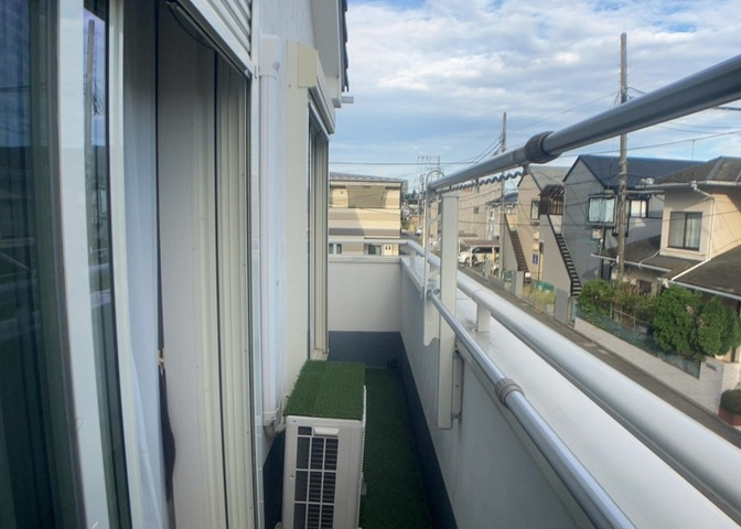 バルコニーは、室外の専用スペースのうち、「屋根がなく開放された空間」であるものを指します。ベランダより広いタイプのものが多く、日当たりもよいため家庭菜園などを楽しみたい人にとって適した環境となります。