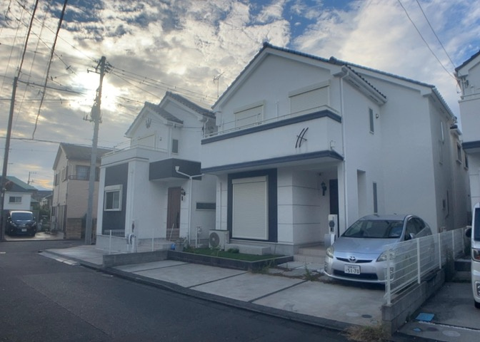 住宅用の土地では前面道路に2m以上接していなければならないと法律で定められています。しかし、お持ちの車のサイズやライフスタイルなどにより、2mでは利便が悪い場合もございますので、事前に確認しましょう。