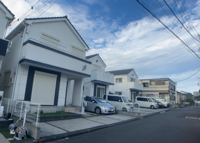 お持ちの車種によっては前面道路が広い方が便利でしょう。しかし、前面道路が広ければその分交通量が多くなるため、騒音などが気になる場合があります。実際に現地を見学し、周辺交通量や騒音などを確認しましょう！