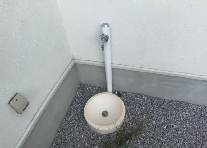 敷地内に散水栓や立水栓があると便利です。水道水を直接利用できるため、水を運ぶ手間を省くことが出来ます。大量の水を必要とする洗車作業や清掃などに役立ちます。その他設備とあわせて、現地でご確認ください。