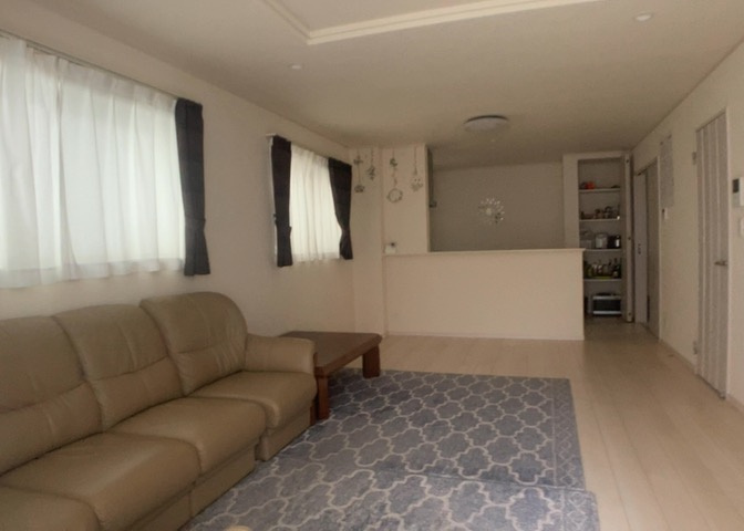 L型アイランドタイプは、キッチンからダイニングにもリビングにも目が行き届くので、とても使いやすい配置です。L字型独立タイプは、キッチンを独立させてるためLDKというよりもLDといった様なイメージです。