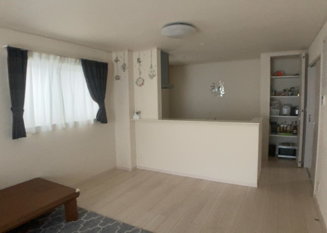 ダイニングは、食事や家族の団らんスペースとしてだけではなく、ほかの用途としても使用することができます。ダイニングテーブルを置き、食事のためのスペースを作ることでリビングとの差別化を図ることができます。