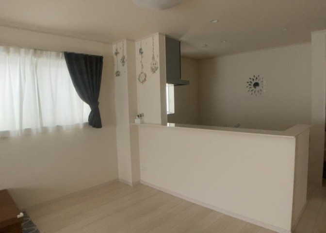 ダイニングにはダイニングテーブルセットなどを置くことが多く、間取りにおいて「D」と略記されますが、食事を作るときの作業場として使用したり、朝食を食べたりするときだけに使われるケースも少なくありません。