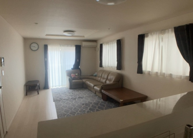 DKの物件でも広く見せたい方は、ダイニングスペースを広く使えるように工夫しましょう。低めのダイニングソファを置くと、家具の圧迫感が減り、広く見せることができ、ダイニングをリビングのように使用できます！