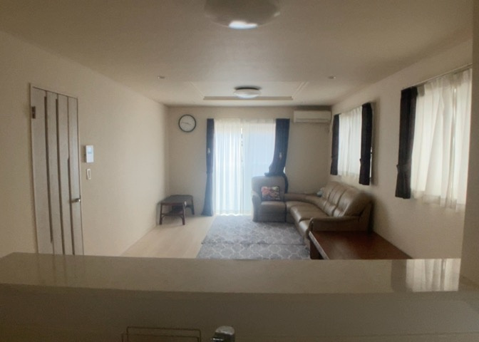 ダイニングとキッチンの間を扉や壁などで仕切らず、一体化させた間取りです。キッチンカウンターがついている物件ならば、食事をキッチンカウンターで取ることで、ダイニングスペースをリビングとして使用できます。