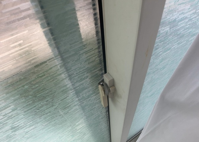 サッシは、ガラス窓に使用される金属製の窓枠です。一般的に住宅建築では、金属製建具工事の段階でガラス類・玄関などと同時に設置されます。種類や構造により断熱性能や遮音性能が異なるので現地でご確認ください。