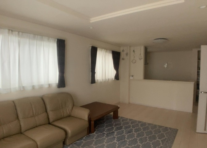 直線タイプはLとDKを一直線に並べた形で対面キッチンのタイプです。一般的なのでよく見かけるかもしれません。直線タイプに似た直接アイランドタイプは、キッチンとダイニングの間に壁がない分広く感じられます。