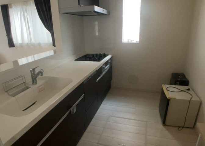 標準的なシステムキッチンの横幅は、165cm～300cm程度です。2100・2400・2550・2700などミリ単位で表記されます。普段どのように料理をするのかを想定しながら合ったサイズを選びましょう