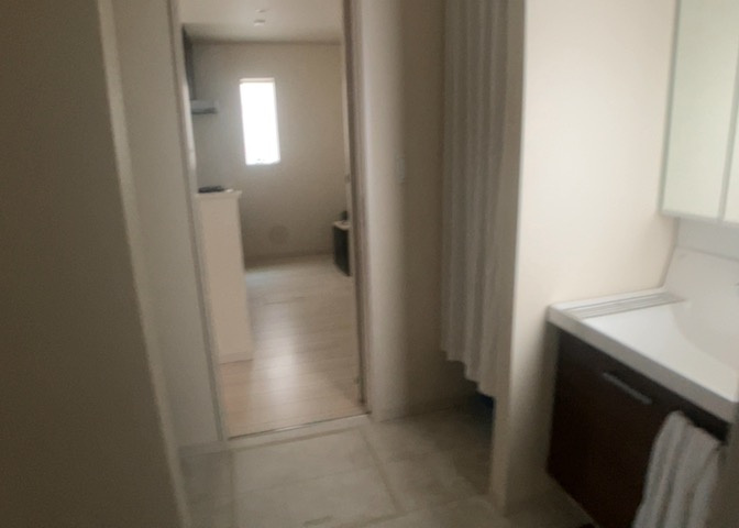 多くの戸建て住宅で見かける洗面脱衣所は、洗面台と洗濯機が2畳ほどのスペースに並べられていて、洗面所が脱衣所を兼ね備えている間取りが一般的です。お客様が利用することもある、パブリックな空間でもあります。