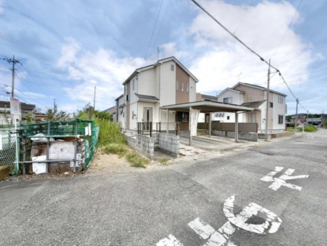 ■外観｜周囲の見渡しが良く、車の出入りの際も安全確認がしやすいため、小さなお子様がいるご家庭でも安心です♪