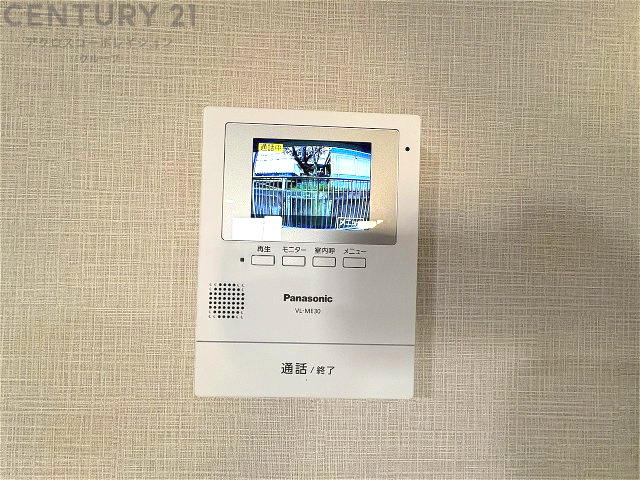 訪問者が来たときにテレビ画面で確認できるため、安心してドアを開けられます。録画機能があるものもあり、留守中に来訪者を記録しておくことができます。利便性が高く、セキュリティ面でも安心です