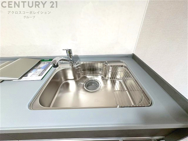 大きなシンクでお鍋などの大きな調理器具を洗う際にも便利です。