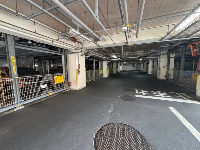 機械式駐車場。空あり。空き状況は担当へ確認下さい。高さは1750・1800・2100があり、料金も変わります。幅1900×長さ5200×重さ2300。月21000円～23000～28000円。