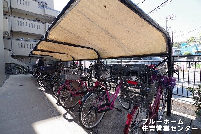 屋根付きの駐輪場です！