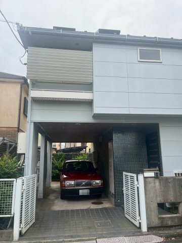 車幅車高がある車も駐車可能　奥の元池のスペースを取り除けば、車2台駐車可能にもなります。