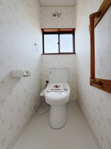 ■トイレ｜1階と2階にトイレがございます♪オシャレなクロスは落ち着いた空間を演出し、ついつい長居してしまいます。