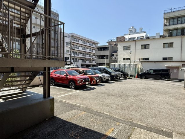毎日の生活にマイカーが必須という方は、購入を検討する際、駐車場があることは大事な条件です。毎日の通勤や家族の送迎、買い物やお出かけなどクルマのある暮らしを満喫したい方は要チェック！