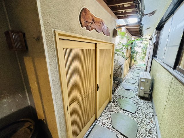 離れの客間です