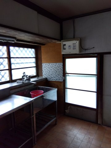 キッチンには窓があり明るく開放的です。勝手口があるのでゴミ出しに便利です。　