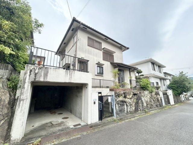前面道路は幅員約6.0mの公道！間口約13.4mのゆとりある敷地で、毎日の車の出入りもラクラクです。