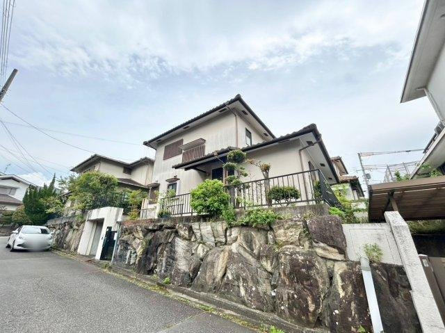 公園　徒歩3分、小学校　徒歩4分、中学校　徒歩7分、幼稚園　徒歩6分と子育てしやすい住環境です。