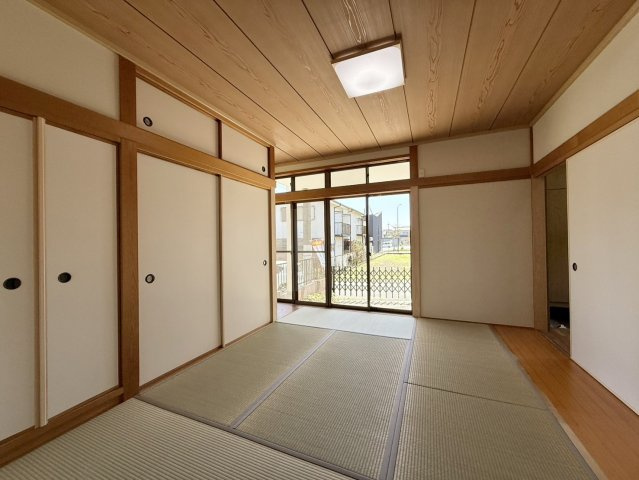 家族団らんや来客対応にも使いやすい和室。押し入れ・仏間あり、南に面した明るい空間です。