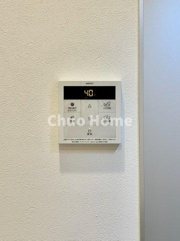 【給湯リモコン】外での一日を忘れさせてくれるオートバス機能でお好みの湯量・温度に調整された浴槽。