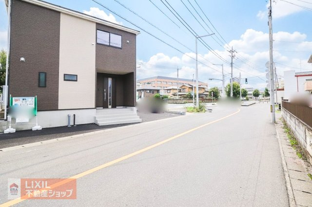 【前面道路／現地完成写真】前面道路はゆったりしていて、車両のすれ違いや車庫入れが楽です。