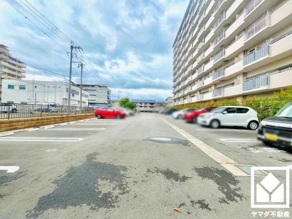 【サンレスポアールの駐車場】