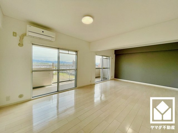 【サンレスポアールの居間】