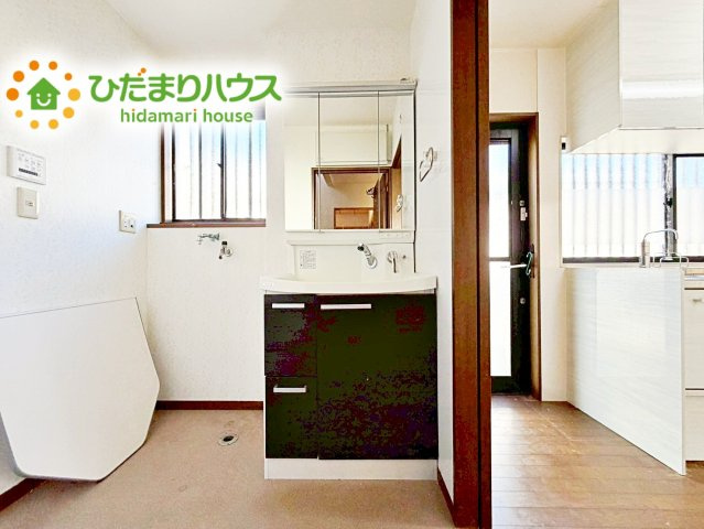 三面鏡の大きな鏡は憧れます(^^♪　鏡の後ろは収納となっていて、細かいものでも収納できるのでスッキリと整理できます！