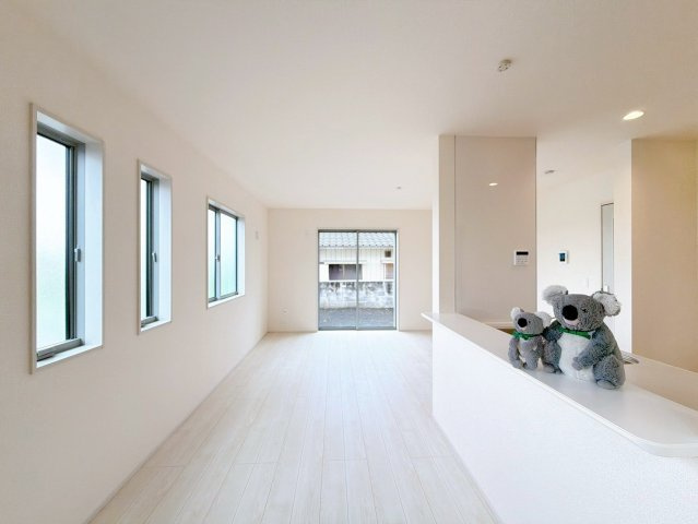南側と東側に窓があり明るく、暖かな日差し差し込むLDKです。　対面キッチンでお子様の様子も見守れます。
