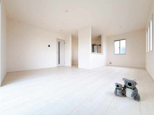 ≪LDK≫　リビング・ダイニングは白を基調としたシンプルな空間。　雑貨やこだわりの家具など、レイアウトも自由に楽しめます！