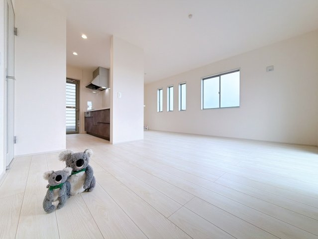 家具のレイアウトは様々。　家族だけの素敵な空間を作れる広々リビング。