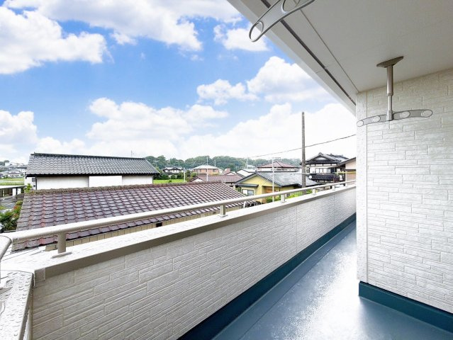 お日さまがほほえむバルコニー。気持ち良い風と青く広がる空。　洗濯物もたっぷり干せます。
