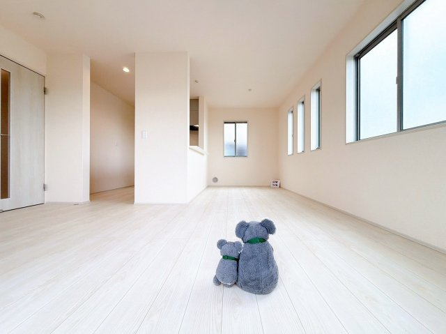 たくさんの窓が印象的なLDK。　明るく風通しもよいリビングです。