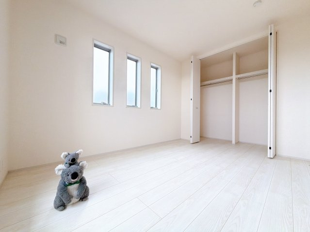 3つの窓がアクセントの洋室。　好みのこだわりのお部屋にしてじぶんだけの部屋でゆったりと寛げます。