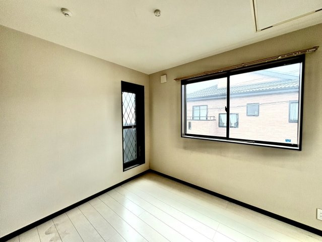 洋室5.9帖・小屋裏収納付き