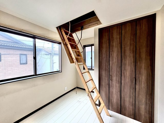 洋室5.9帖・小屋裏収納付き