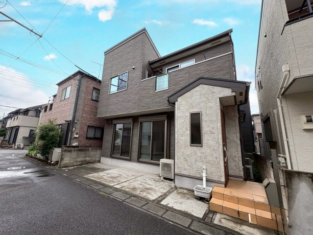 南道路に面し陽当り良好！全居室に収納がある3LDK・小屋裏収納付き！キッチン・洗面・浴室がワンフロアにまとまり、家事がスムーズです。リビングを通って階段へ、家族が顔を合わせやすい間取りです！