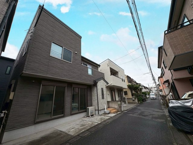 南道路に面し陽当り良好！全居室に収納がある3LDK・小屋裏収納付き！キッチン・洗面・浴室がワンフロアにまとまり、家事がスムーズです。リビングを通って階段へ、家族が顔を合わせやすい間取りです！