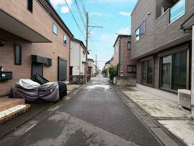 南道路に面し陽当り良好！全居室に収納がある3LDK・小屋裏収納付き！キッチン・洗面・浴室がワンフロアにまとまり、家事がスムーズです。リビングを通って階段へ、家族が顔を合わせやすい間取りです！